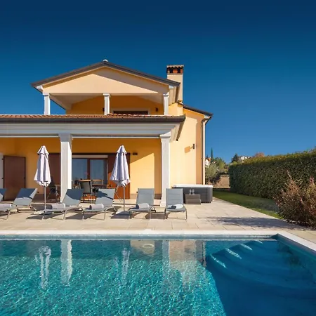 Beautiful Kadore With Pool In Porec *