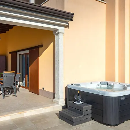 Beautiful Kadore With Pool In Porec וילה