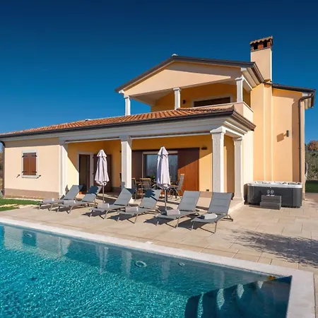 Beautiful Kadore With Pool In Porec